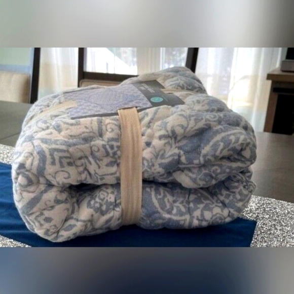 Martha Stewart Medallion Matelasse Pillow Shams - Set of 2 - Picture 4 of 6